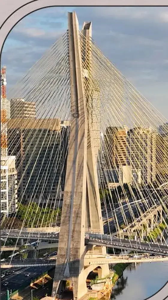Ponte Estaiada, em São Paulo, ao entardecer