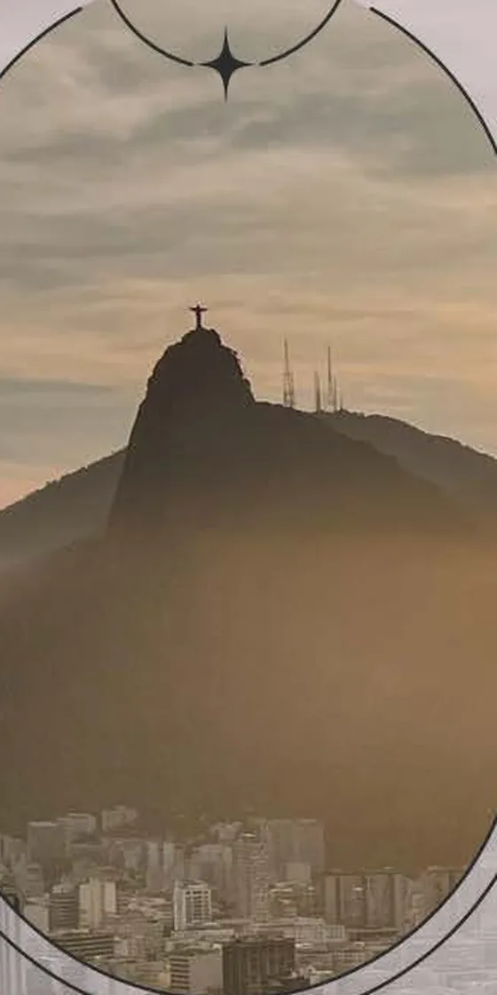 Cristo Redentor visto da Baía de Guanabara, no Rio de Janeiro