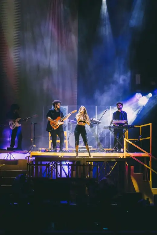 Show de Luísa Sonza no palco The One do The Town 2025, com a cenografia assinada por Johnny Destro